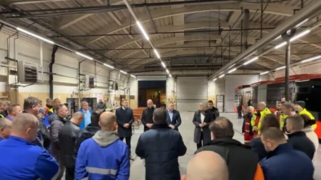 553805_premier robert fico a minister dopravy jozef raz navstivili zamestnancov dopravneho podniku bratislava 676x418.jpg