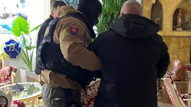 554580_policia kvetinar2.jpg