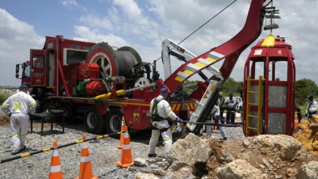 559941_south_africa_dead_miners_83096 676x451.jpg