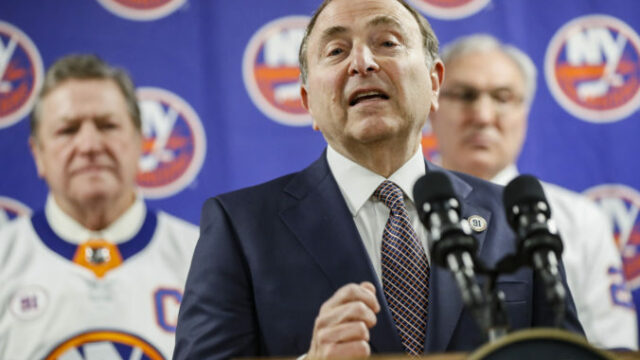 560817_islanders_cuomo_61459 8c2994efcc3e4e778f9ac5cb3520e9f9 676x451.jpg