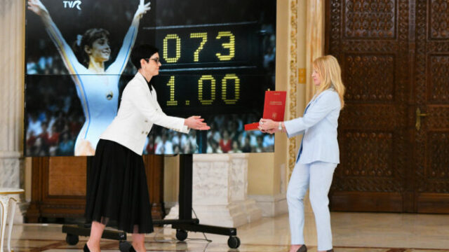 560821_romania_olympics_nadia_comaneci_award_79154 676x451.jpg