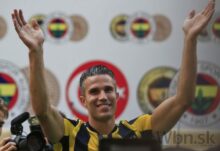 561177_van persie chce v turecku vyhravat dojali ho tisice fanusikov 676x465.jpg