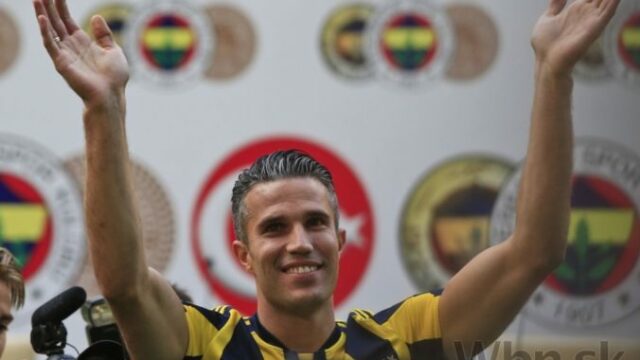 561177_van persie chce v turecku vyhravat dojali ho tisice fanusikov 676x465.jpg