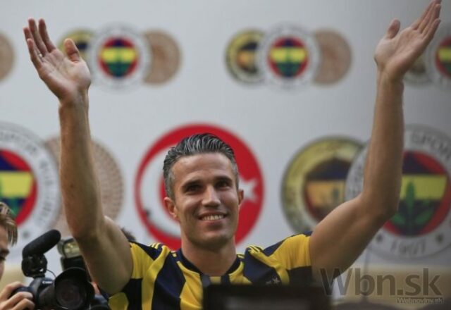 561177_van persie chce v turecku vyhravat dojali ho tisice fanusikov 676x465.jpg