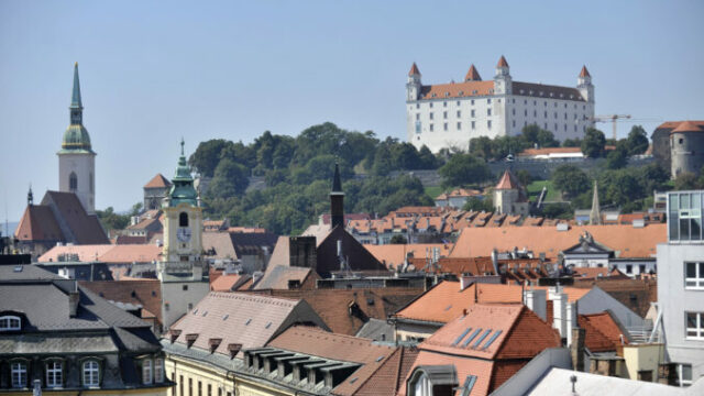 561614_bratislavsky hrad 1 676x451.jpg