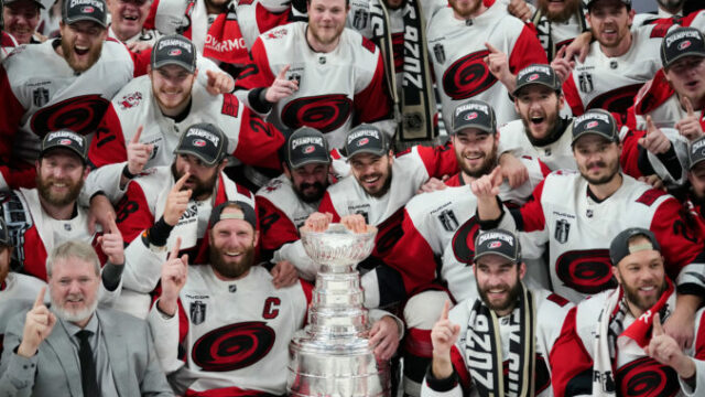 561697_stanley_cup_hurricanes_golden_knights_hockey_1921_ 676x451.jpg