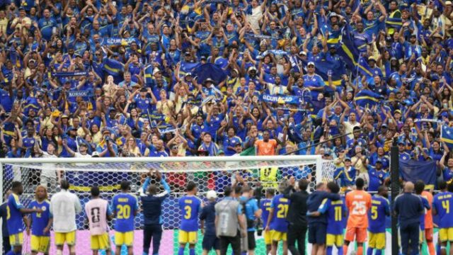 561723_curacao_fans_ 676x451.jpg