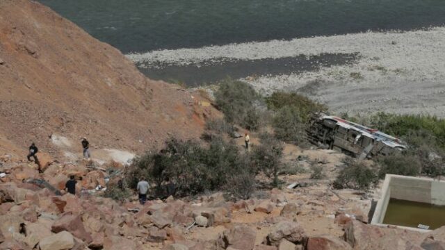 561730_peru_bus_crash_99102 676x451.jpg