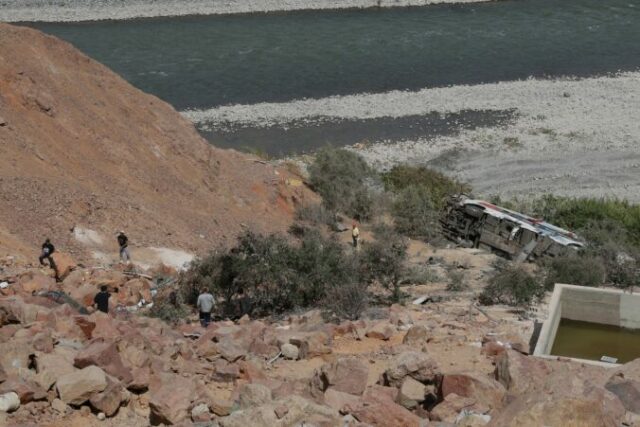 561730_peru_bus_crash_99102 676x451.jpg