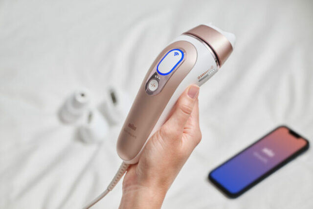 561798_bed_pl7_hand_head_phone_0171 676x451.jpg
