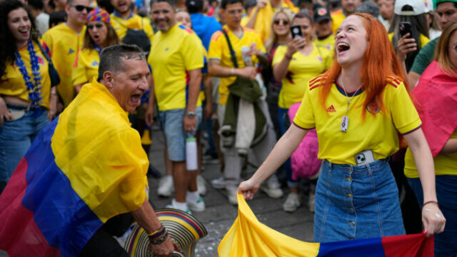 561964_colombia_fans 676x451.jpg