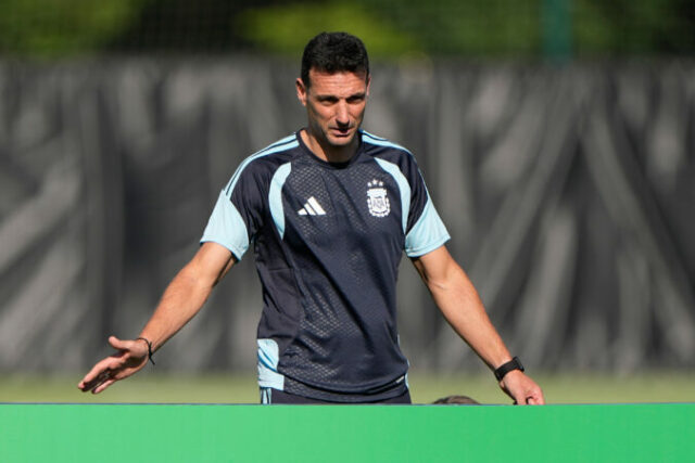 562320_argentina_wcup_soccer_3_51_ 676x451.jpg
