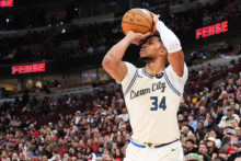 562444_bucks_bulls_basketball_18726.jpg