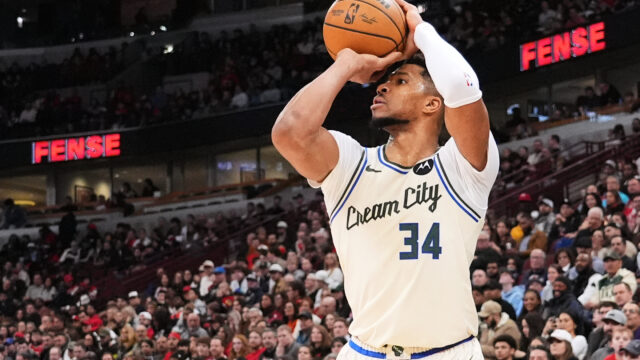 562444_bucks_bulls_basketball_18726.jpg