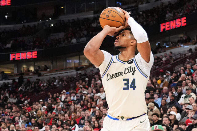 562444_bucks_bulls_basketball_18726.jpg