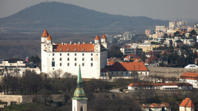 562487_bratislavsky hrad 2 676x451.jpg
