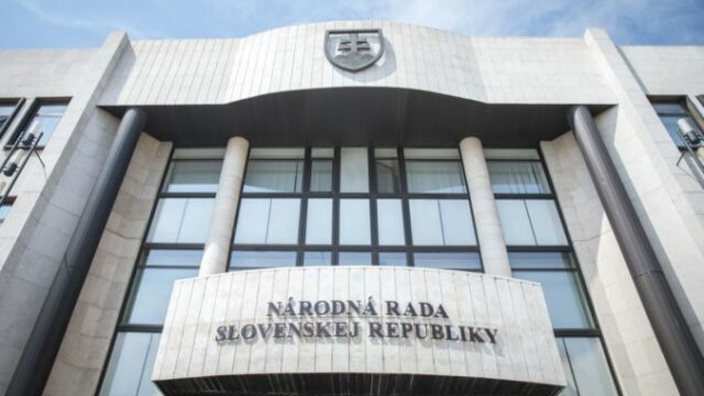 562525_parlament_nazov 676x451.jpg