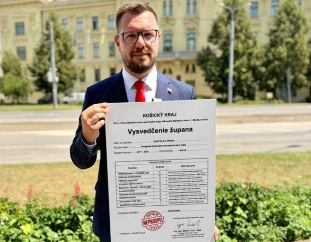 563011_igor simko a jeho vysvedcenie pre kosickeho zupana rastislava trnku 676x527.jpg