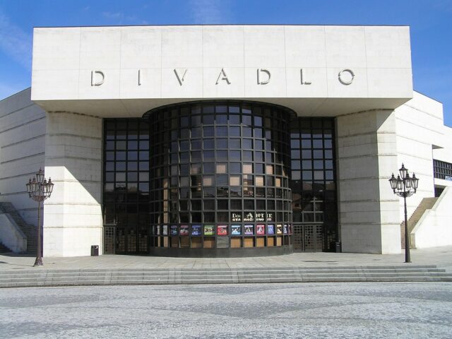 563064_divadlo_andreja_bagara_nitra_2008.jpg