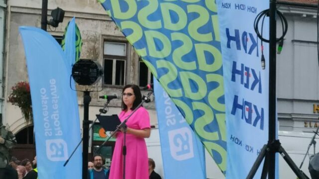 563155_viceprimatoka kosic lucia gurbalova na proteste scaled 1 676x507.jpg
