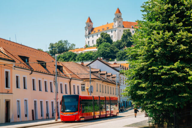 563256_mhd bratislava elektricka 676x451.jpg