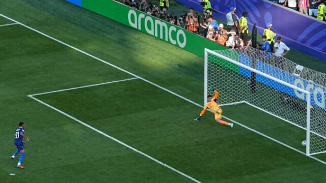 563386_aptopix_paraguay_france_wcup_soccer_9_165 676x451.jpg