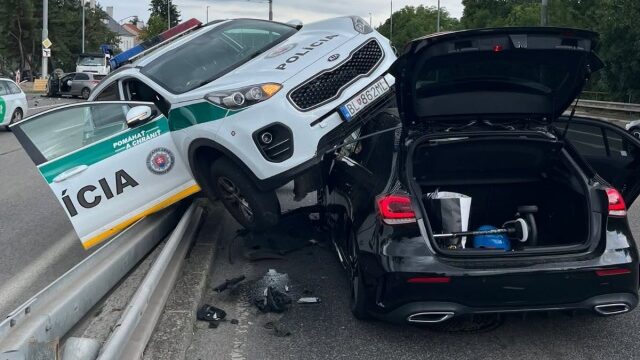 563620_policajne auto titulka.jpg
