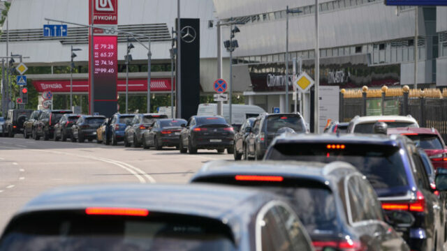 563682_russia_fuel_shortages_29718 676x451.jpg