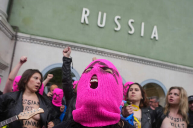 564676_aptopix_italy_venice_biennale_protest_49516 676x451 1.jpg