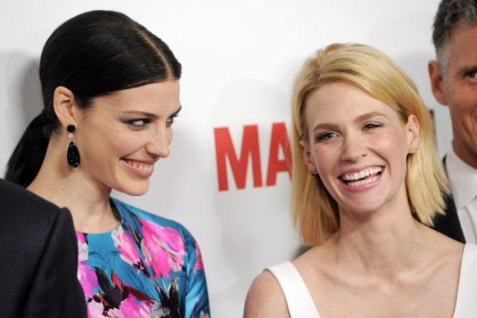 Jessica Paré a January Jones na premiére seriálu Mad Men