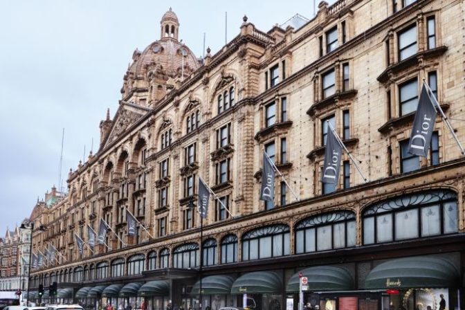 V londýnskom Harrods otvorili výstavu Christian Dior