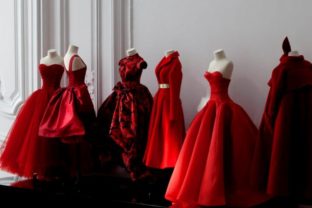 V londýnskom Harrods otvorili výstavu Christian Dior