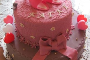 Ružová torta ozdobená marcipánovými topánkami
