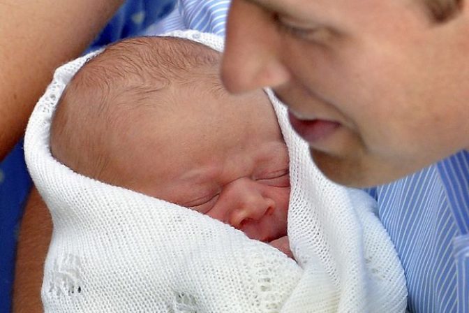 Šťastná kráľovská rodinka mieri domov z nemocnice