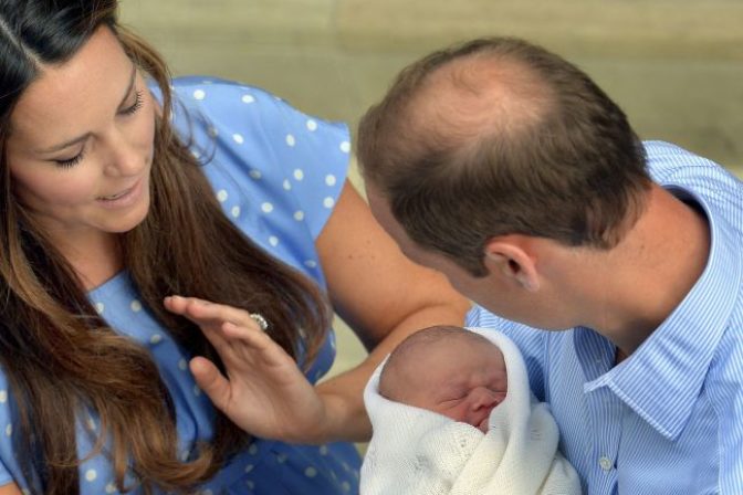 Šťastná kráľovská rodinka mieri domov z nemocnice