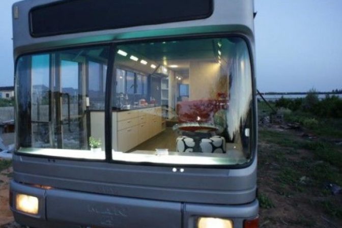 Mladé Izraelčanky zmenili vyradený autobus na štýlový byt