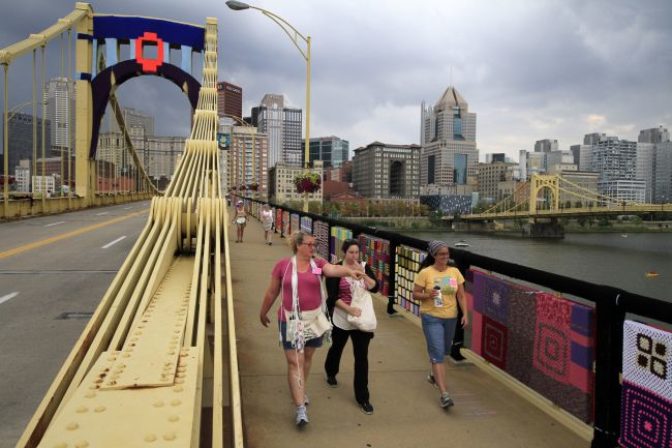 Pittsburghský most sa zamotal do tisícmetrovej farebnej vlny