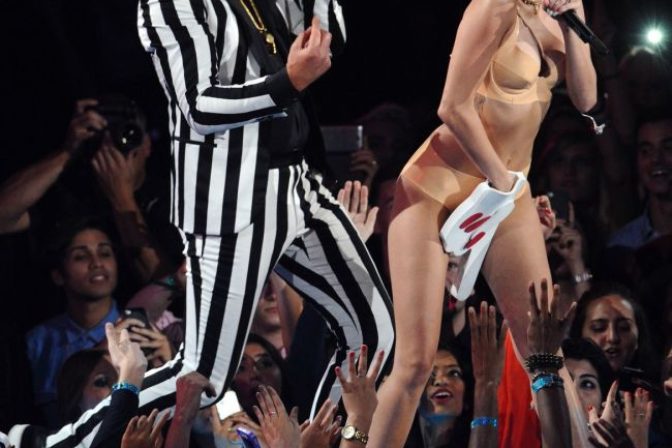 Miley Cyrus a jej škadalózne vystúpenie na MTV Video Music Awards.