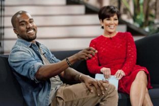 Kanye West ako hosť relácie Kris Jenner (vpravo)