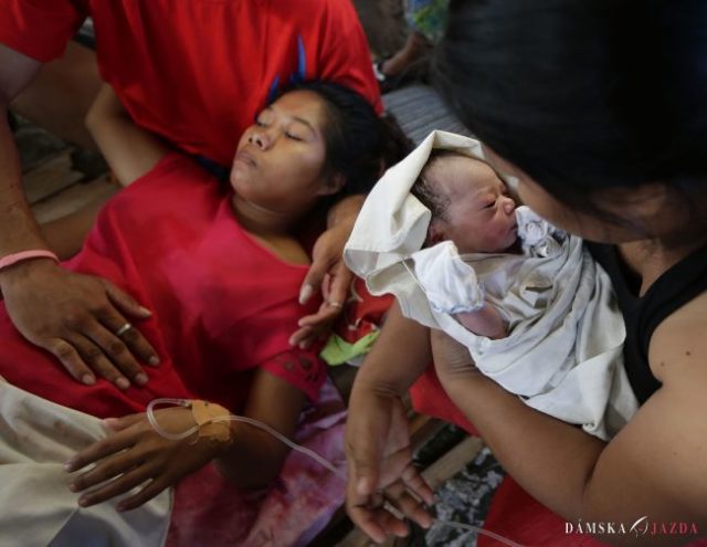 Filipínčanka uprostred besnenia tajfúnu porodila zdravé dieťa