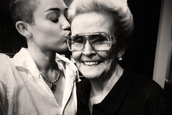 Miley Cyrus si dala vytetovať na ruku podobizeň svojej babičky