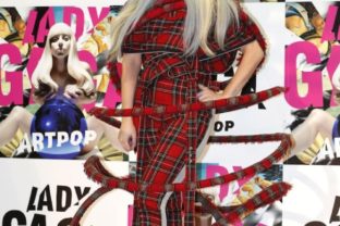 Speváčka Lady Gaga pózuje počas tlačovej konferencie v Tokiu