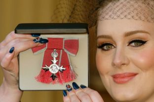 Speváčka Adele dostala Rad britského impéria