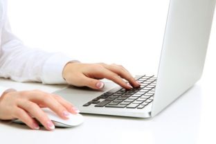 Hackeri, internet, laptop, notebook, žena, ruky, práca na počítači