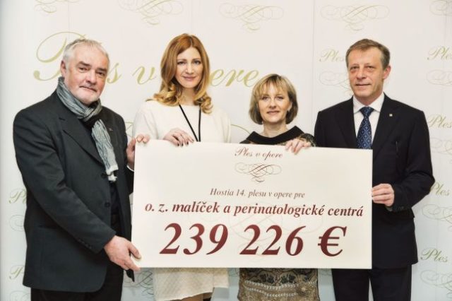 Odovzdnie výťažku z Plesu v opere