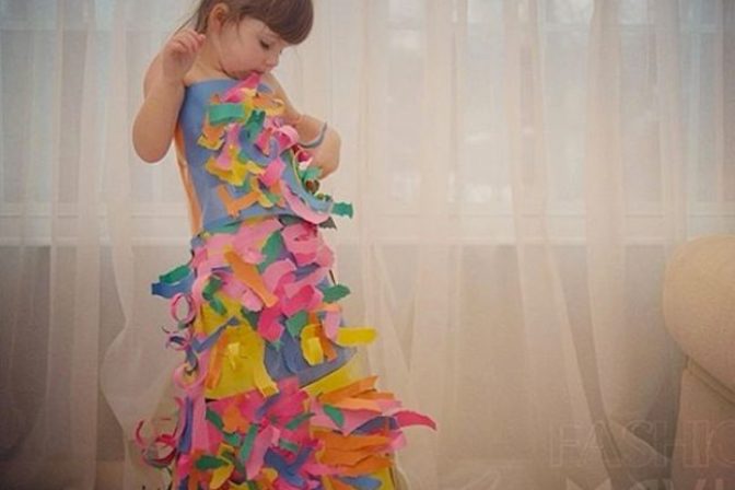 Štvorročná „dizajnérka" tvorí neobyčajné šaty z papiera