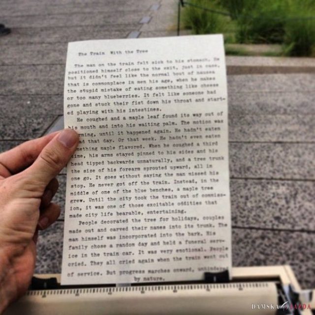 Túlavý pisár píše na ulici fascinujúce príbehy na počkanie