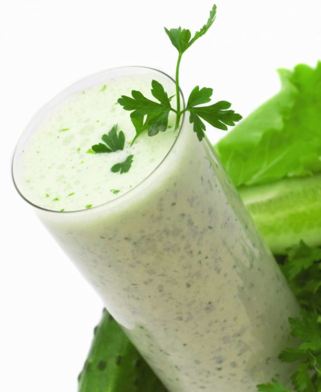 Zeleninový smoothie v sklenenom pohári