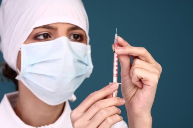 Doktorka, injekcia, ochorenie, choroba, lekár, liečba, liečiť sa