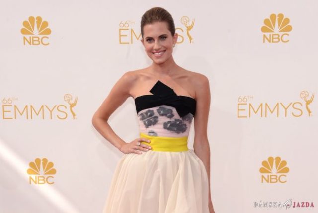 Allison Williams na udeľovaní televíznych cien Primitime Emmy